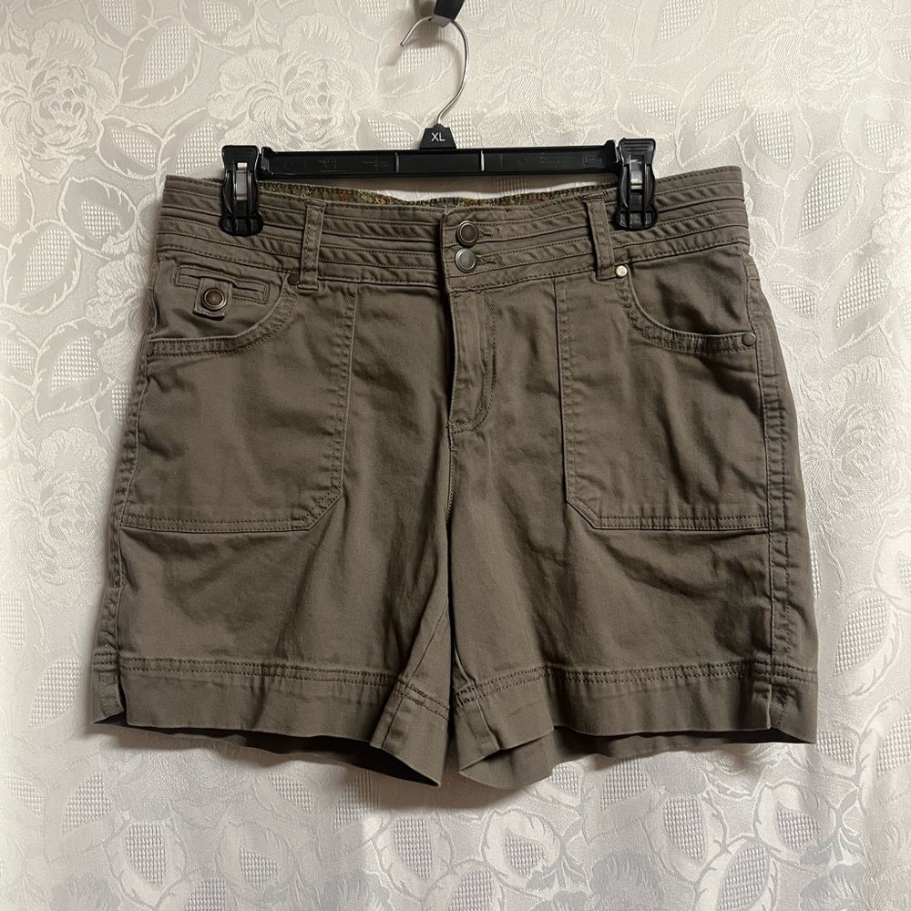 Women’s Olive Cargo Shorts with Front Patch Pockets